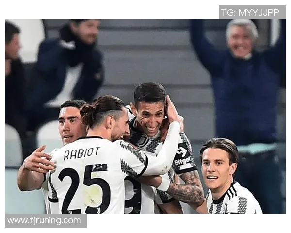 足球场上的英雄对决:球星与球迷激烈争锋引爆全场激情 足球场上的英雄对决:球星与球迷激烈争锋引爆全场激情